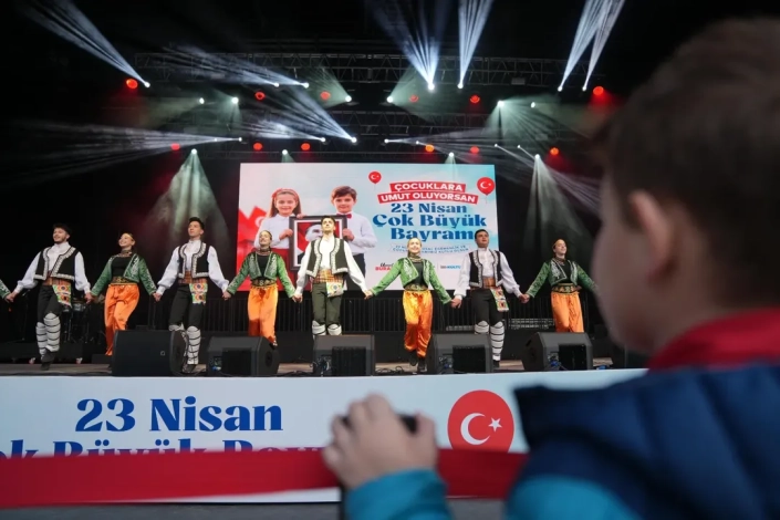 23 NİSAN ULUSAL EGEMENLİK VE &Ccedil;OCUK BAYRAMI - İBB İSTANBUL &Ccedil;OCUK KOROSU VE İBB İSTANBUL GEN&Ccedil;LİK HALK DANSLARI TOPLULUĞU - HARBİYE CEMİL TOPUZLU A&Ccedil;IK HAVA TİYATROSU