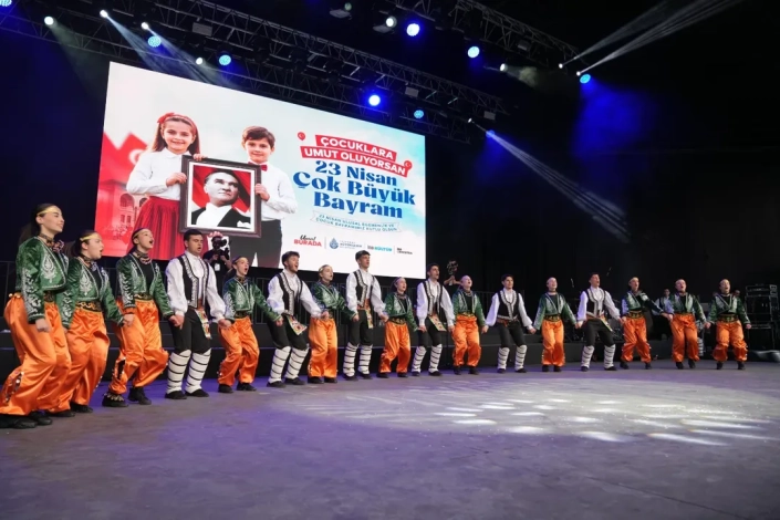 23 NİSAN ULUSAL EGEMENLİK VE &Ccedil;OCUK BAYRAMI - İBB İSTANBUL &Ccedil;OCUK KOROSU VE İBB İSTANBUL GEN&Ccedil;LİK HALK DANSLARI TOPLULUĞU - HARBİYE CEMİL TOPUZLU A&Ccedil;IK HAVA TİYATROSU