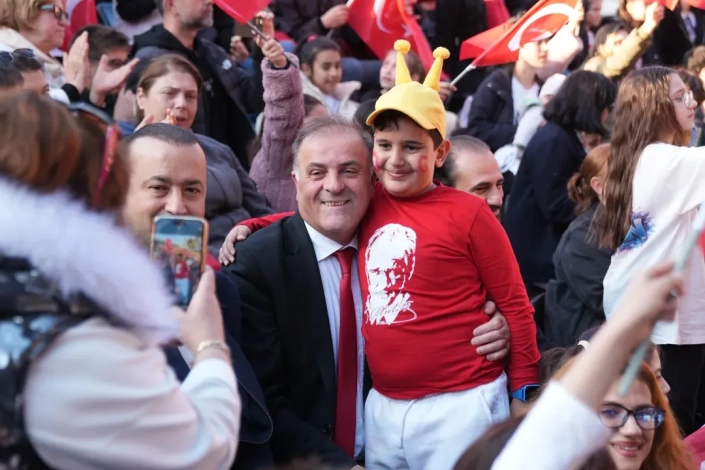 23 NİSAN ULUSAL EGEMENLİK VE &Ccedil;OCUK BAYRAMI - İBB İSTANBUL &Ccedil;OCUK KOROSU VE İBB İSTANBUL GEN&Ccedil;LİK HALK DANSLARI TOPLULUĞU - HARBİYE CEMİL TOPUZLU A&Ccedil;IK HAVA TİYATROSU
