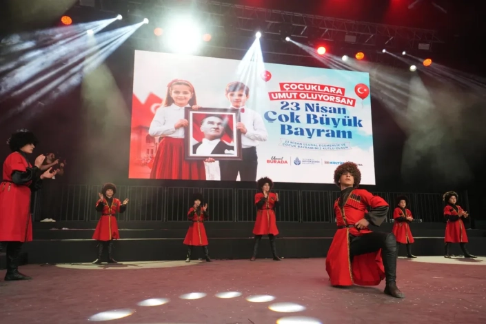 23 NİSAN ULUSAL EGEMENLİK VE &Ccedil;OCUK BAYRAMI - İBB İSTANBUL &Ccedil;OCUK KOROSU VE İBB İSTANBUL GEN&Ccedil;LİK HALK DANSLARI TOPLULUĞU - HARBİYE CEMİL TOPUZLU A&Ccedil;IK HAVA TİYATROSU