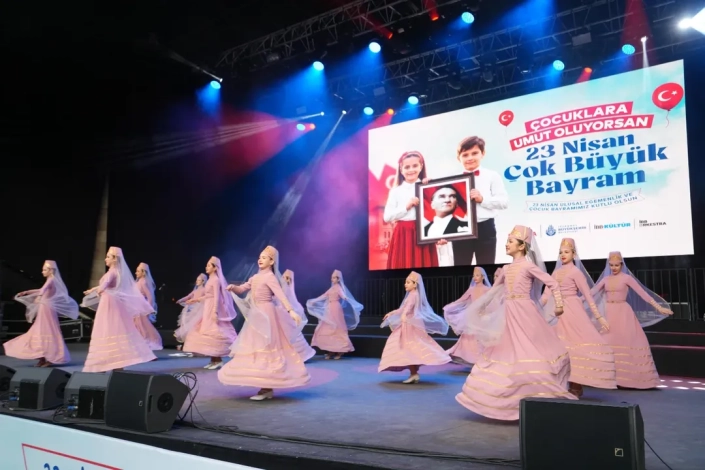 23 NİSAN ULUSAL EGEMENLİK VE &Ccedil;OCUK BAYRAMI - İBB İSTANBUL &Ccedil;OCUK KOROSU VE İBB İSTANBUL GEN&Ccedil;LİK HALK DANSLARI TOPLULUĞU - HARBİYE CEMİL TOPUZLU A&Ccedil;IK HAVA TİYATROSU