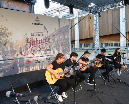 8 İBB ÇOCUK SANAT EĞİTİMLERİ YIL SONU KONSERİ - GELECEK SAHNEDE